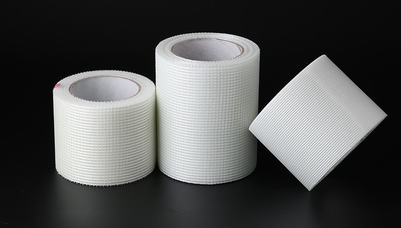 Fiberglas-Maschen-Band 9*9 8*8 verbindet weißes selbstklebendes für die Abdeckung der Trockenmauer