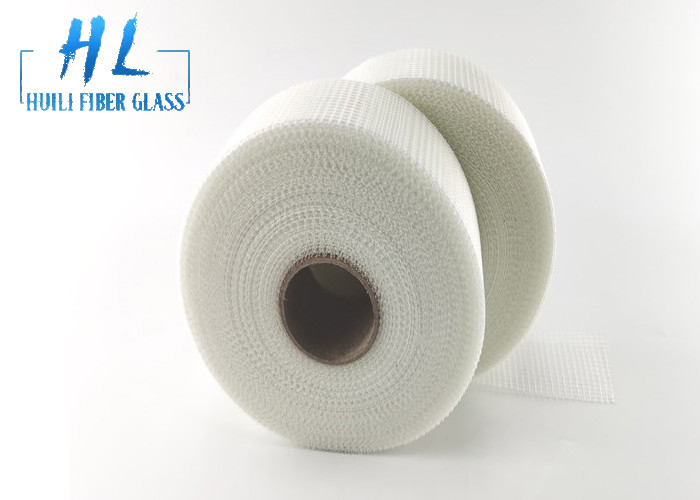 Selbstklebendes Glasfaserteppich 60-65g/m2 Feuchtigkeit 0,5% Länge 50m Dehnung 5% Kostenlose Probe